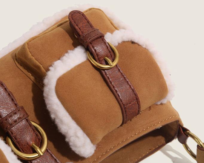Retro versatile shoulder plush bag