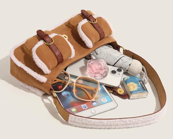 Retro versatile shoulder plush bag